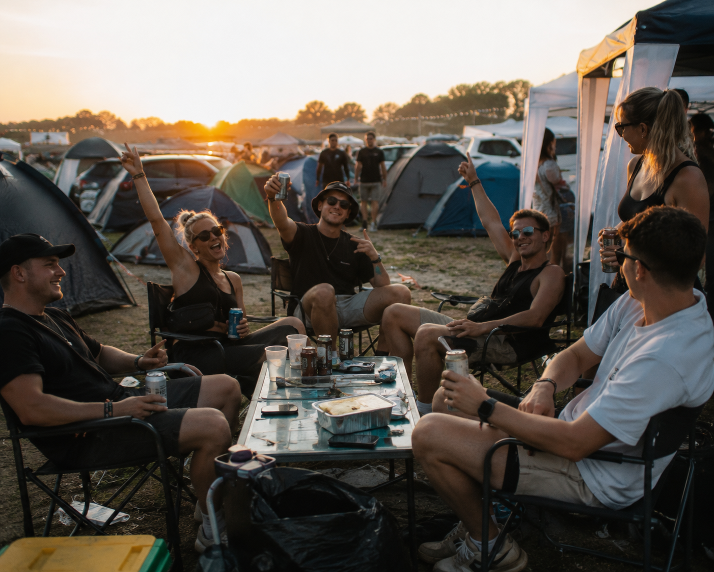 Festivalgäste am Campingplatz im Sonnenuntergang