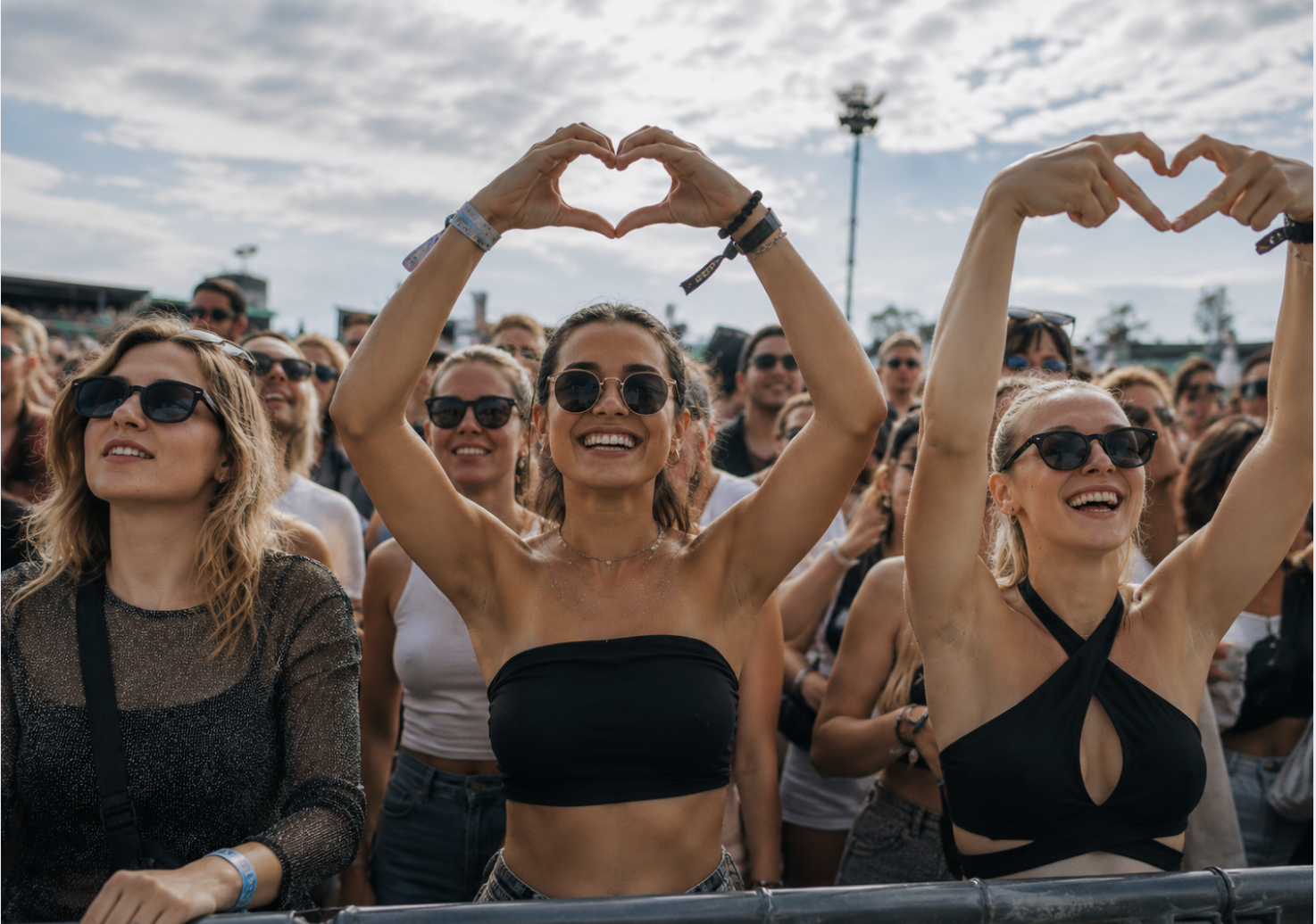 Publikum beim Threeländ Festival formt Herzen mit den Händen